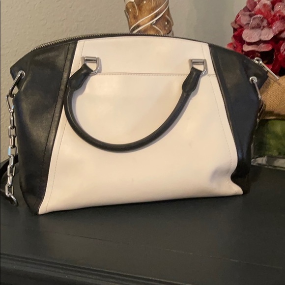 Beautiful Michael Kors Handbag/Crossbody - Picture 2 of 7